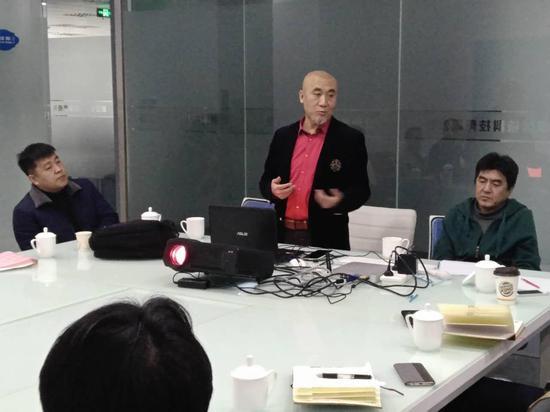 沙龙活动发起人之一修建(右一)
