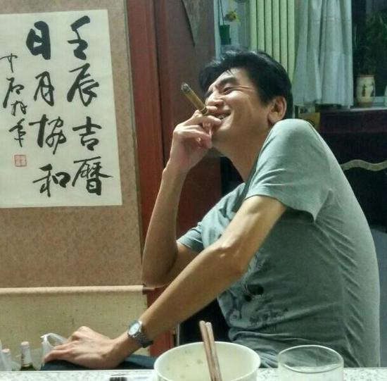 沙龙发起人修建,开过广告公司,办过杂志,涉足过对外贸易、心理咨询师培训等领域。百丽国际子品牌他她(tata)的命名即是修建的杰作。他说,北京还没有真正意义的文案沙龙,有一些以沙龙的名义做一些其它目的的运营。这个沙龙不涉及商业利益,是一个文案人与企业管理者共同参与的平台,如果某个企业和某位文案达成合作,我们也不会干预或参与