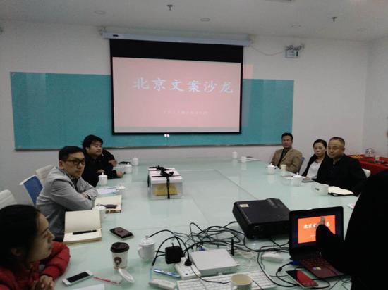 灵铱科技公司运营总裁张伟航(右一 )全国节能扶贫创新产业联盟创始人、北京市能源协会副理事长江双全(右三)