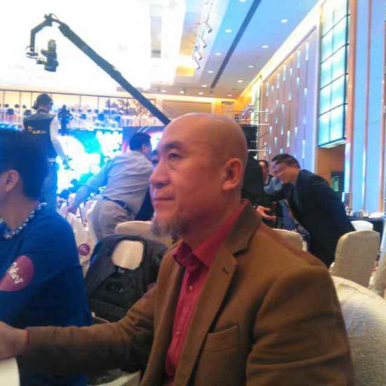 沙龙发起人王伟宏,曾在蜥蜴团队做文案总监、在和合双赢(垄断北京餐饮娱乐业营销策划服务的公司)做策划总监,也曾在甲方工作,在哈慈股份做品牌经理,在博远科技做战略发展部总监。曾经以一期半版软文达成1000余万元的销售额