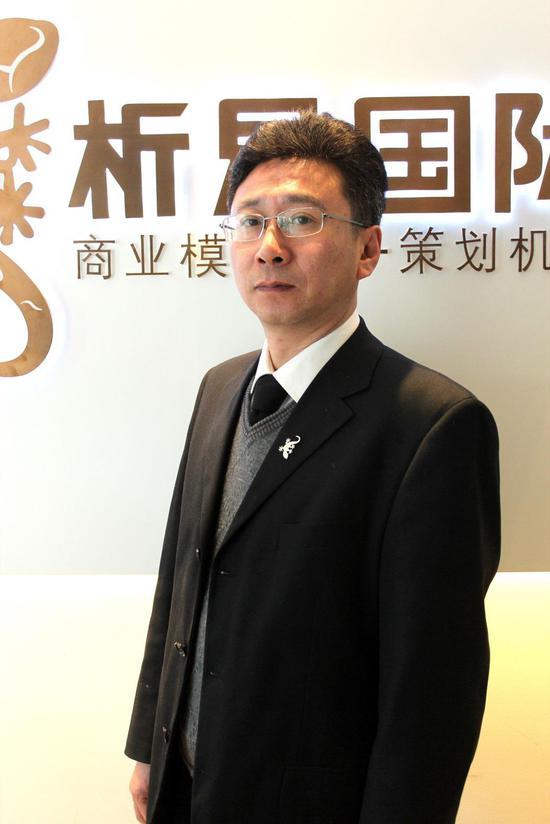 郭军 析易国际/蜥蜴团队副总裁 曾任哈慈股份企划中心执行总监、日升集团副总裁、北京哲宇策划总经理,专注咨询策划历经20余年,在医药保健品、快消品等行业,组织、参与策划了几十个全国著名品牌的营销整合、IMC、以及商业模式运营