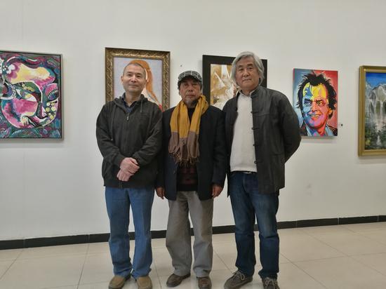 左起:徐晓鹤、策展人邓平祥、Q空间创办人钱德湘