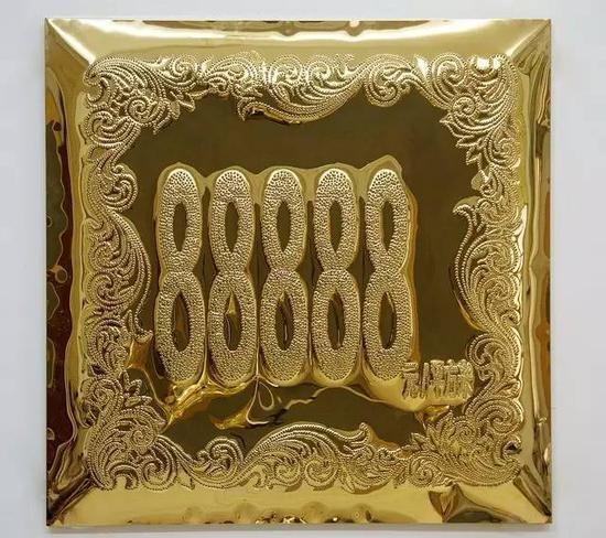 王峰《我们在88888元每平米的房价面前谈理想》;100x100x4cm ;材质钛金不锈钢;2017