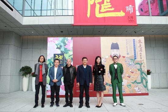 开幕式现场嘉宾合影(左起:四川美术学院教授张奇开,“不现实之二”策展人、《HI艺术》出品人伍劲,四川美术学院油画系主任李强,江北区委常委、宣传部部长李保海,龙美术馆馆长王薇,艺术家高瑀)