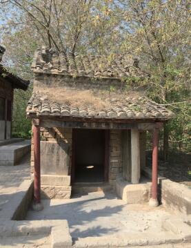 曹植墓前立有清光绪二十五年(公元1899年)重修的碑楼1座,碑楼内放置有隋代所立的曹植墓碑。