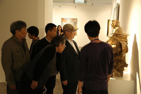 开幕式嘉宾观展现场