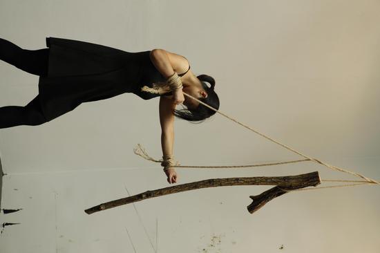 11《问》行为作品 麻绳 树枝 胶水 北京农展馆 2016
