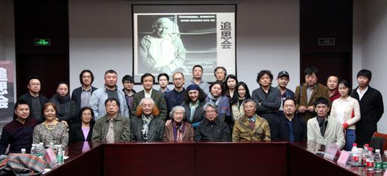 参加追思会的艺术家合影留念