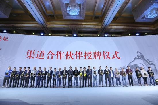 (图片说明:多家艺术机构与优秀画师鼎力助阵文艺复兴电商平台)