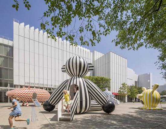 Tiovivo animal-shaped play equipment 。via hayonstudio