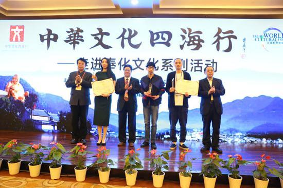 全国政协常委、中国文联原副主席覃志刚(左一),太湖世界文化论坛主席严昭柱(左三),九届中国文联副主席、书记处书记夏潮(右一),分别为宝甄网艺术家肖婷婷、张占占、何洋颁发“最具潜力奖”