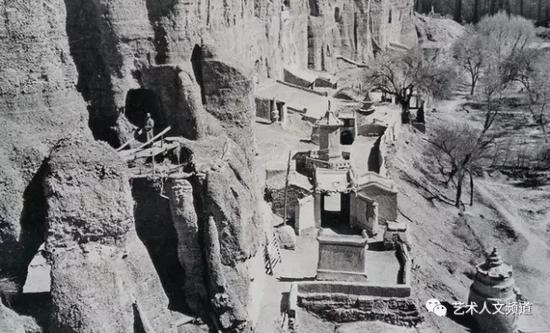 甘肃榆林窟外景,1943年。罗寄梅摄。图中左侧桥上站立者为张大千