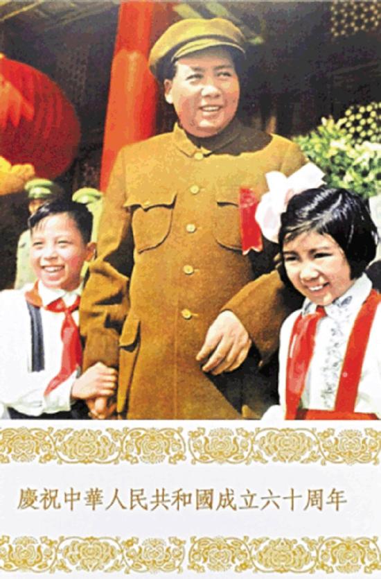 李毅华(左)在天安门城楼给毛主席献花的珍贵视频