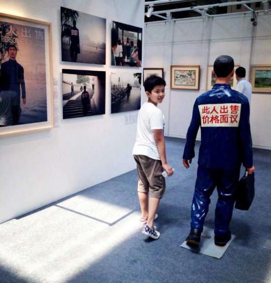 朱发东《此人出售》,2008,摄影,树脂烤漆手绘,175x65x65cm