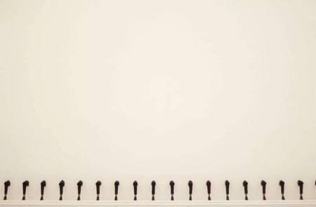 吕连涛《一排腿》《A row of leg》;互动装置 材料:综合材料 尺寸:680cm × 60cm× 60cm 时间:2016