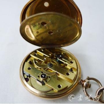 这款怀表采用瑞士桥式机芯,用平行红宝石轴承支架,可以清晰地看到三叉扁铜式摆轮、蓝钢游丝以及隐约可见的钢质工字擒纵轮。