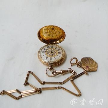 这块表是1854年左右生产的百达翡丽女士怀表,距今已有160多年历史。打开怀表,开面玻璃罩设计,18K金机械磨花螺旋纹饰外壳,表壳上的图案雕刻精美,中心留有一个光面圆形,与这些螺旋纹饰组合形成太阳放射光芒之感。