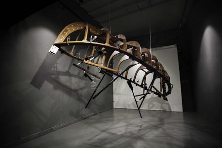 张沐辰 Zhang Muchen 西西弗斯之船,2016 The Boat Of Sisyphus,2016 互动装置 Interactive Installation 木材 ,电机,微处理器, 桨 Wood, Machinery, Micro-processors, Oar 尺寸可变 Dimensions Variable