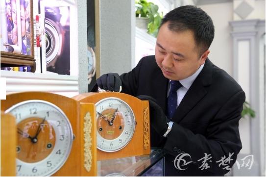 “三五牌”时钟是享誉全国的名牌国货。所谓三五牌,就是因为上足一次发条,就可以足足走上十五天,三五牌因此得名。