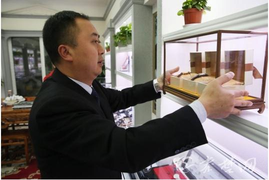 十堰藏友陈德斌喜爱收藏钟表,如今家里收了50多块来自世界各地的名表,其中最老的一块怀表距今已有160多年历史。