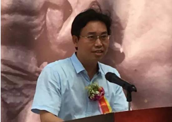 海南省美协副主席、省雕塑艺术学会会长陈学博介绍展览情况