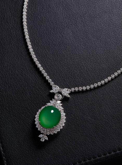 天然满绿翡翠蛋面配钻石吊坠项链 JADEITE AND DIAMOND PENDANT NECKLACE翡翠尺寸约24×21.5×8mm