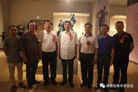 展厅内,中共海南省委宣传部副部长朱寒松,海南省文联专职副主席陆明,中国美协理事、省美协主席陈茂叶,省文联副主席、省美协副主席兼秘书长阮江华等领导嘉宾在林毓豪先生的作品前合影留念。