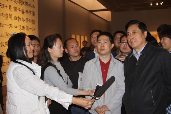 文化部副部长董伟先生参观陈海良先生书法展