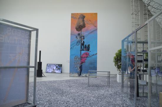“上海种子”第二章 “时间的种子”展览现场 喻红《百尺竿头》,2015年,布面丙烯600 × 250 厘米(三联,每幅200 × 250 厘米) 作品提供:长征空间。