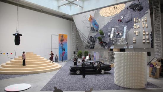 “时间的种子”展览上海喜玛拉雅美术馆中庭现场图,2017。 图片由上海种子提供