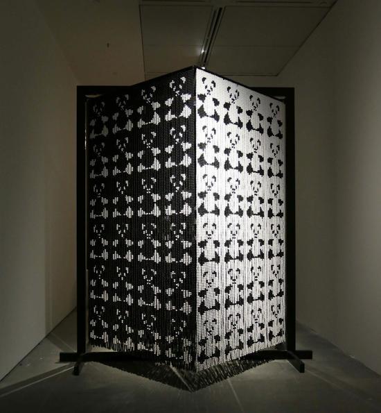 “地震”,黄锐。装置、混合媒材,320×230×230厘米, 2008。上海喜玛拉雅美术馆现场图,2017。图片由上海种子提供