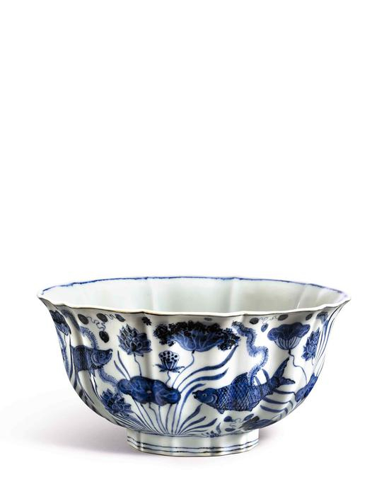 明宣德款青花鱼藻纹十棱菱口大碗 口径:23厘米 “大明宣德年制”六字双行双圈楷书款