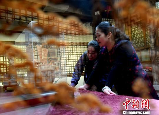 本次展览共展出吴芝生、吴奕红、陈秋萍等9位福州软木画名家作品59件,吸引观众眼球。 记者刘可耕 摄