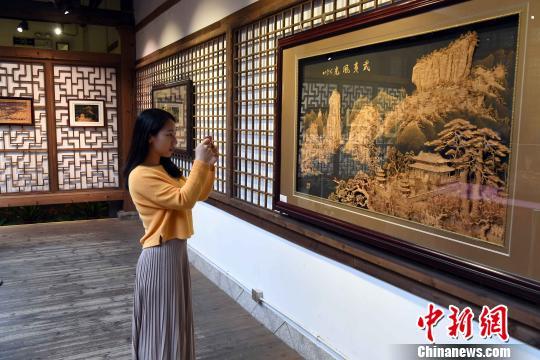本次展览共展出吴芝生、吴奕红、陈秋萍等9位福州软木画名家作品59件吸睛。 记者刘可耕 摄