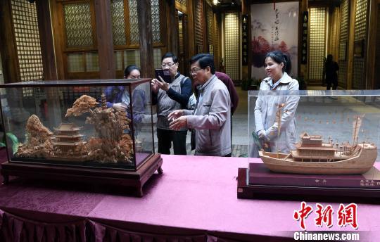 “无声诗 立体画——福州软木画作品展”在福州的福建省海峡民间艺术馆展开幕。 记者刘可耕 摄