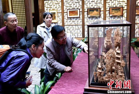 4月25日,“无声诗 立体画——福州软木画作品展”在福州的福建省海峡民间艺术馆展开幕。 记者刘可耕 摄
