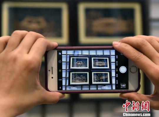 本次展览共展出吴芝生、吴奕红、陈秋萍等9位福州软木画名家作品59件吸睛。 记者刘可耕 摄