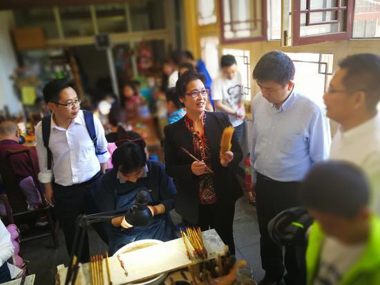 图:在戴月轩近距离感受湖笔制作工艺