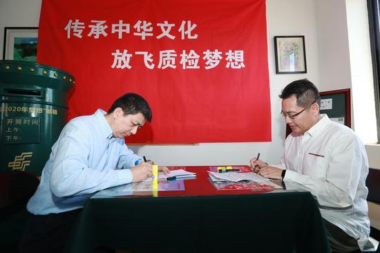 图:支部书记在给各自党支部的未来信上签名
