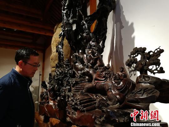 图为木雕艺术品。 张添福 摄