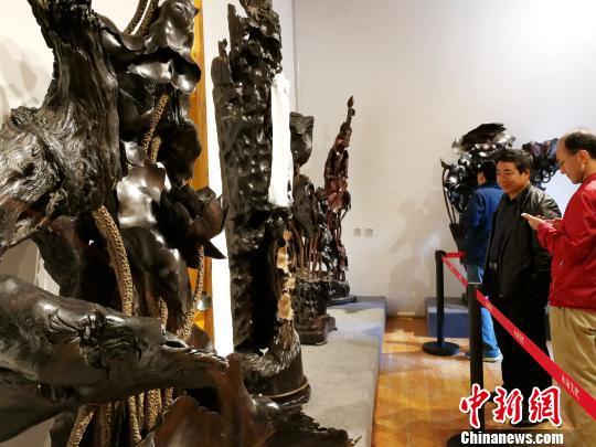 图为木雕艺术品。 张添福 摄2