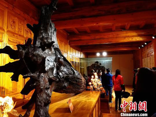 图为木雕艺术品。 张添福 摄3