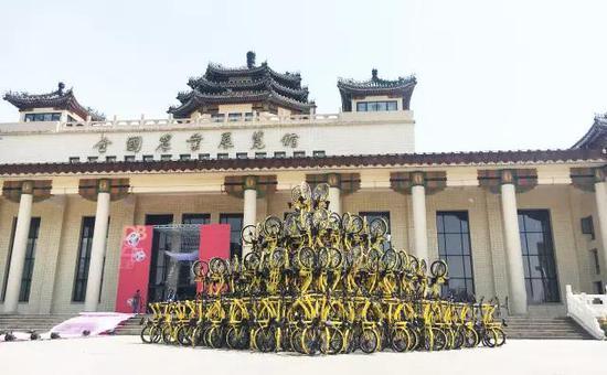 央美暖白艺术组(成员:施翔、孙昊、王一好、郭亚冠)的装置作品