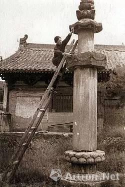 林徽因在测量佛光寺石幢的高度