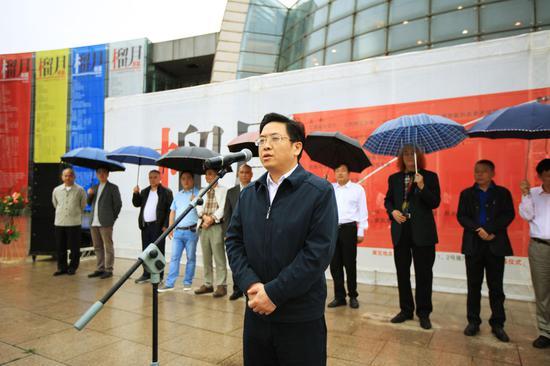 江西师范大学校长梅国平宣布展览开幕