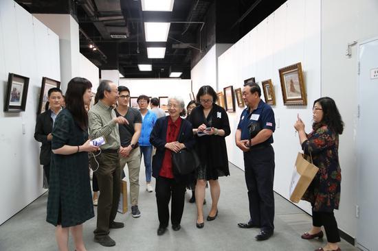 常沙娜参观展览