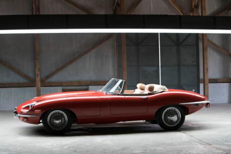 1969年 Jaguar E-Type 4.2升直列六缸引擎,265bhp马力,39.1kgm扭力,四速手排变速系统