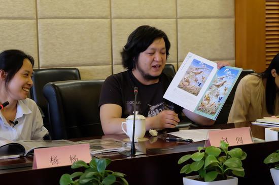 赵闯先生和杨杨女士在专访现场,并向大家展示邮品《恐龙世界》邮票拼图卡书