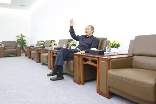 严陆根博士与记者朋友分享故事