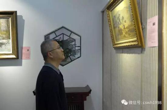 中央社会主义学院副院长袁莎先生正在观看作品